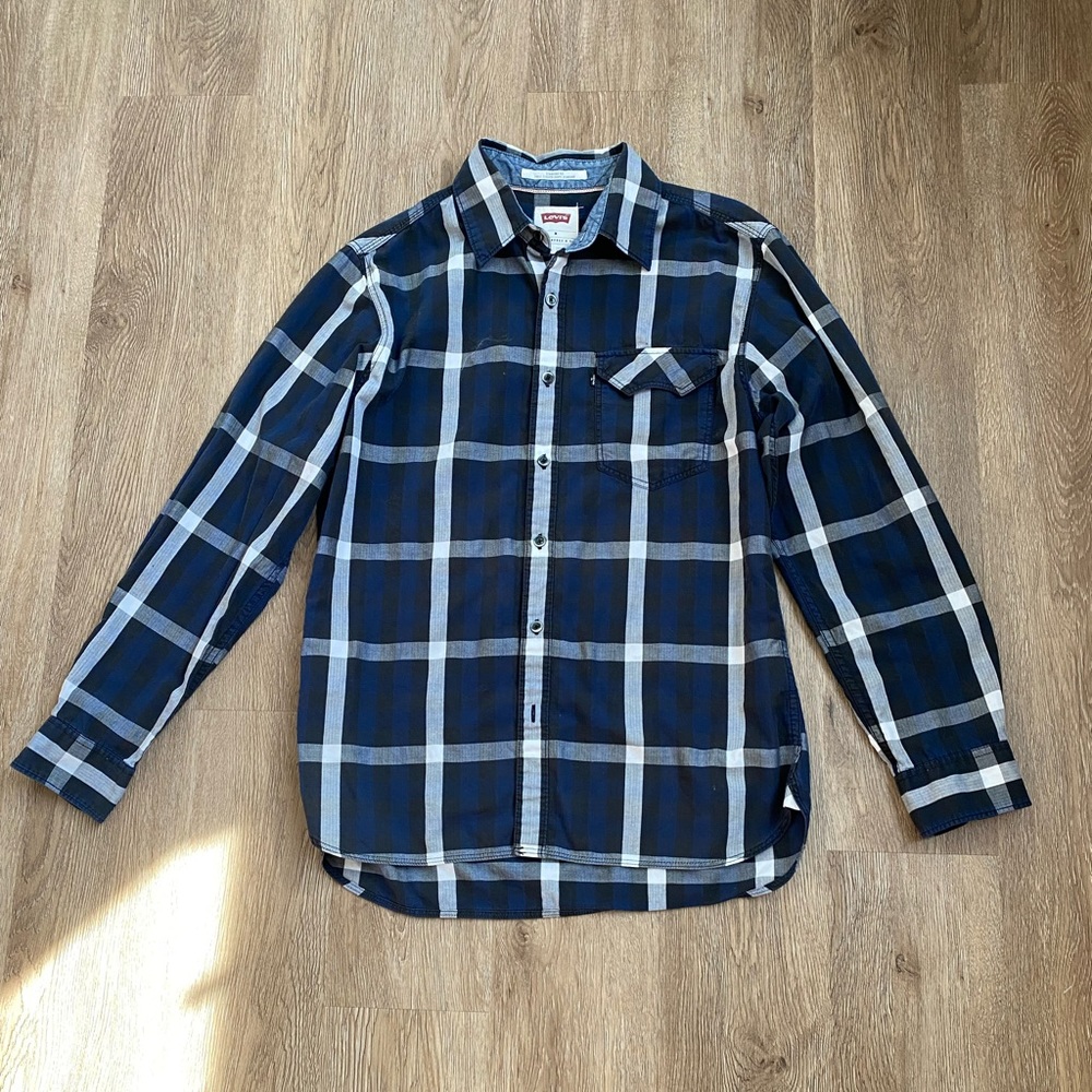 Levi’s men Button down cotton shirt ✨size M